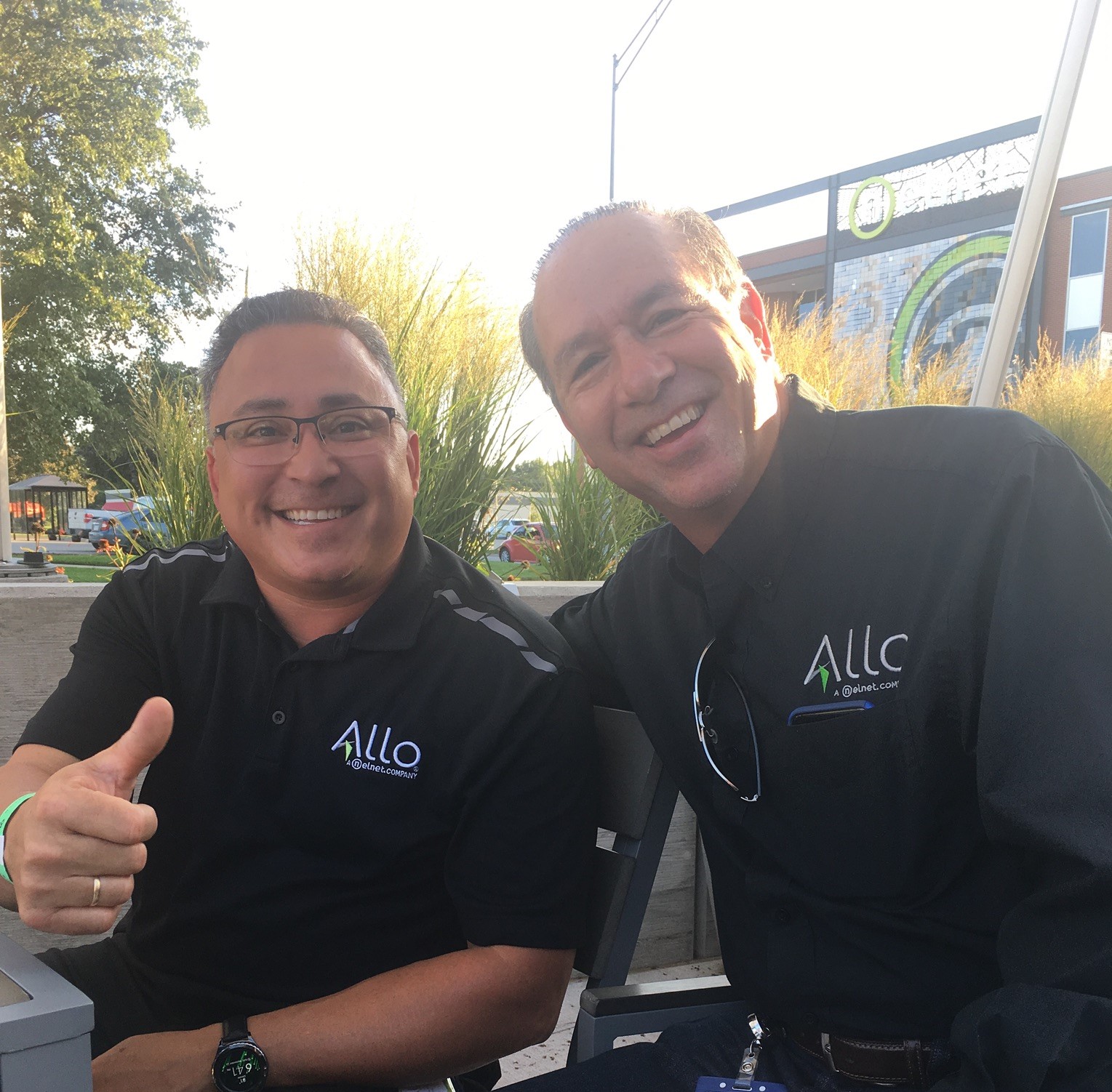 ALLO Fiber - Teammates taking selfie