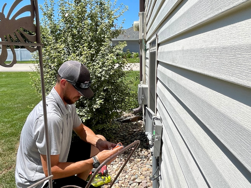 ALLO Fiber Technician installing fiber line